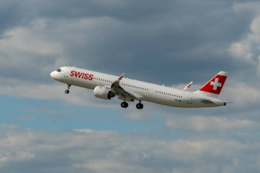 Zürih, İsviçre, 16 Mayıs 2025 HB-JPE İsviçre Airbus A321-271NX Neo uçağı kalkıyor.