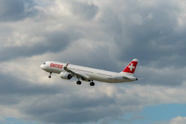 Zürih, İsviçre, 16 Mayıs 2025 HB-JPE İsviçre Airbus A321-271NX Neo uçağı kalkıyor.