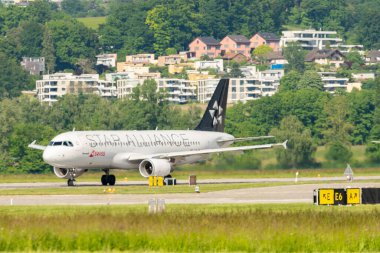 Zürih, İsviçre, 16 Mayıs 2025 HB-IJN İsviçre Yıldızlar İttifakı Airbus A320-214 Pist 28 'den kalkıyor.
