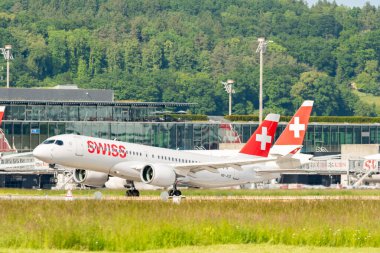 Zürih, İsviçre, 16 Mayıs 2025 HB-JCE İsviçre Airbus A220-300 veya Bombacı CS-300 uçağı kalkıyor.