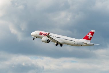 Zürih, İsviçre, 16 Mayıs 2025 HB-JCE İsviçre Airbus A220-300 veya Bombacı CS-300 uçağı kalkıyor.