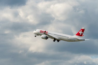 Zürih, İsviçre, 16 Mayıs 2025 HB-JCE İsviçre Airbus A220-300 veya Bombacı CS-300 uçağı kalkıyor.