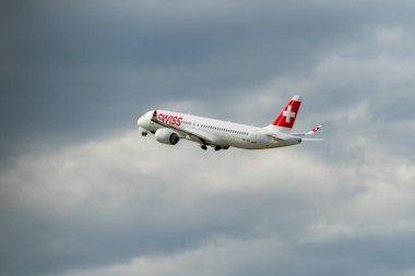 Zürih, İsviçre, 16 Mayıs 2025 HB-JCE İsviçre Airbus A220-300 veya Bombacı CS-300 uçağı kalkıyor.