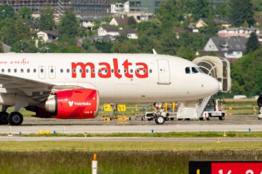 Zürih, İsviçre, 16 Mayıs 2025 9H-NEB Air Malta Airbus A320-251N Neo uçağı kapıya yanaşıyor.