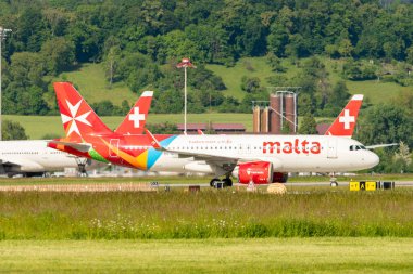 Zürih, İsviçre, 16 Mayıs 2025 9H-NEB Air Malta Airbus A320-251N Neo uçağı kapıya yanaşıyor.