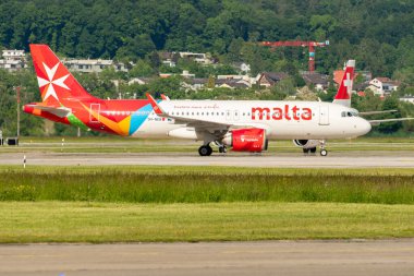 Zürih, İsviçre, 16 Mayıs 2025 9H-NEB Air Malta Airbus A320-251N Neo uçağı kapıya yanaşıyor.