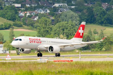 Zürih, İsviçre, 16 Mayıs 2025 HB-JCR İsviçre Airbus A220-300 veya Bombacı CS-300 uçağı kalkıyor.