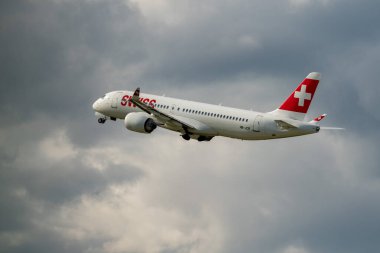 Zürih, İsviçre, 16 Mayıs 2025 HB-JCR İsviçre Airbus A220-300 veya Bombacı CS-300 uçağı kalkıyor.