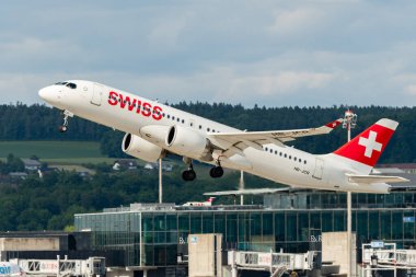 Zürih, İsviçre, 16 Mayıs 2025 HB-JCR İsviçre Airbus A220-300 veya Bombacı CS-300 uçağı kalkıyor.