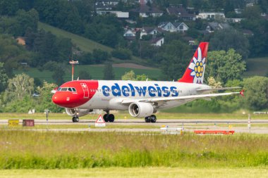 Zürih, İsviçre, 16 Mayıs 2025 HB-IJU Edelweiss Air Airbus A320-214 uçağı kalkıyor.