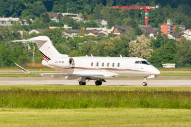 Zürih, İsviçre, 16 Mayıs 2025 CS-CHG Ağ Jetleri Avrupa Bombardıman uçağı 350 uçak kapıya yanaşıyor