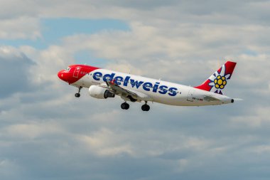 Zürih, İsviçre, 16 Mayıs 2025 HB-IJU Edelweiss Air Airbus A320-214 uçağı kalkıyor.