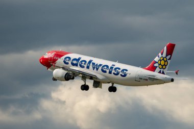 Zürih, İsviçre, 16 Mayıs 2025 HB-IJU Edelweiss Air Airbus A320-214 uçağı kalkıyor.