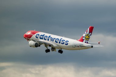 Zürih, İsviçre, 16 Mayıs 2025 HB-IJU Edelweiss Air Airbus A320-214 uçağı kalkıyor.
