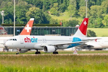Zürih, İsviçre, 16 Mayıs 2025 HB-JOP Başkanı Airlines Airbus A320-214 uçağı kalkıyor.