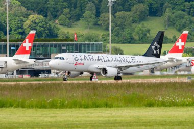 Zürih, İsviçre, 16 Mayıs 2025 HB-IJO Swiss Star Alliance Airbus A320-214 numaralı uçak kalkıyor.