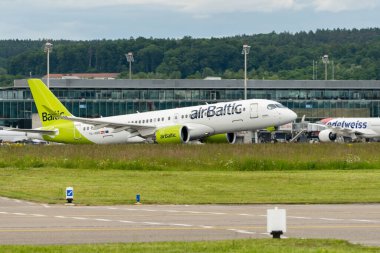Zürih, İsviçre, 16 Mayıs 2025 YL-ABB Hava Baltık Bombacısı CS-300 veya Airbus A220-300 uçağı 16 nolu pistten kalkıyor.