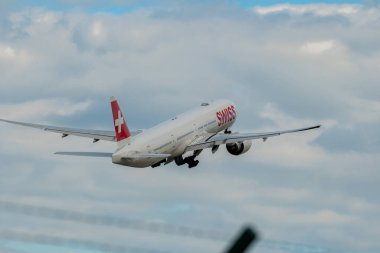 Zürih, İsviçre, 16 Mayıs 2025 HB-JNK İsviçre Boeing 777-300ER uçağı 16 numaralı pistten kalkıyor.