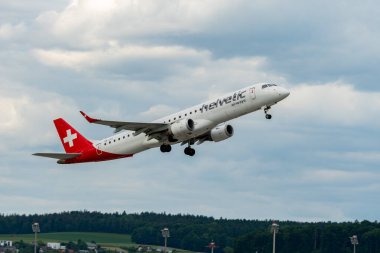 Zürih, İsviçre, 16 Mayıs 2025 HB-JVZ Helvetic Havayolları Embraer E195AR uçağı 16 numaralı pistten kalkıyor.