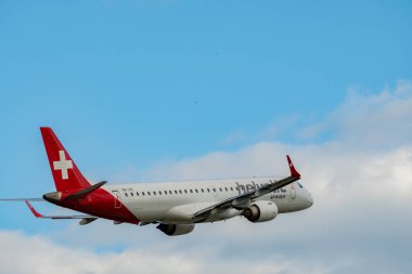 Zürih, İsviçre, 16 Mayıs 2025 HB-JVZ Helvetic Havayolları Embraer E195AR uçağı 16 numaralı pistten kalkıyor.