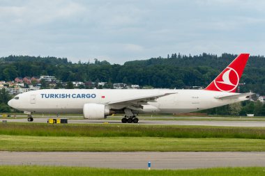 Zürih, İsviçre, 16 Mayıs 2025 TC-LJP Türk Kargo Boeing 777-F uçağı kalkış konumuna geçiyor