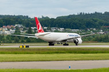 Zürih, İsviçre, 16 Mayıs 2025 TC-LJP Türk Kargo Boeing 777-F uçağı kalkış konumuna geçiyor