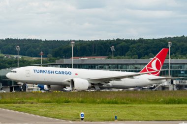 Zürih, İsviçre, 16 Mayıs 2025 TC-LJP Türk Kargo Boeing 777-F uçağı kalkıyor.