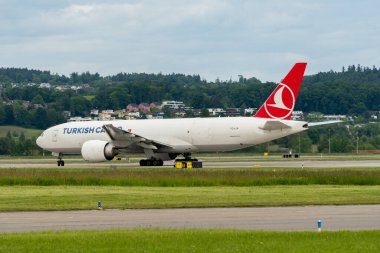 Zürih, İsviçre, 16 Mayıs 2025 TC-LJP Türk Kargo Boeing 777-F uçağı kalkış konumuna geçiyor
