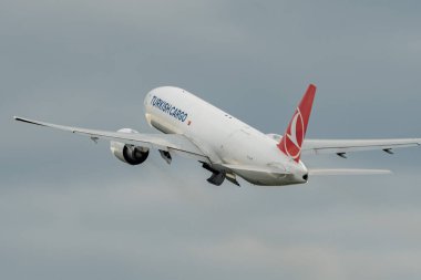 Zürih, İsviçre, 16 Mayıs 2025 TC-LJP Türk Kargo Boeing 777-F uçağı kalkıyor.