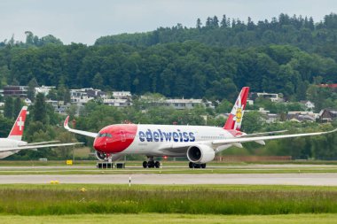 Zürih, İsviçre, 16 Mayıs 2025 HB-IHF Edelweiss Air Airbus A350-941 uçağı kalkıyor.