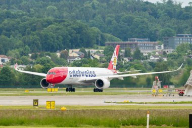 Zürih, İsviçre, 16 Mayıs 2025 HB-IHF Edelweiss Air Airbus A350-941 uçağı kalkıyor.