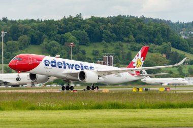 Zürih, İsviçre, 16 Mayıs 2025 HB-IHF Edelweiss Air Airbus A350-941 uçağı kalkıyor.