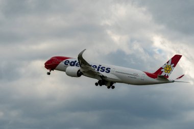 Zürih, İsviçre, 16 Mayıs 2025 HB-IHF Edelweiss Air Airbus A350-941 uçağı kalkıyor.