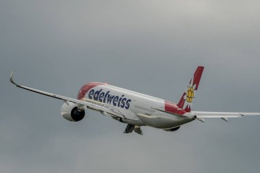 Zürih, İsviçre, 16 Mayıs 2025 HB-IHF Edelweiss Air Airbus A350-941 uçağı kalkıyor.