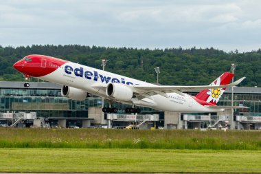 Zürih, İsviçre, 16 Mayıs 2025 HB-IHF Edelweiss Air Airbus A350-941 uçağı kalkıyor.