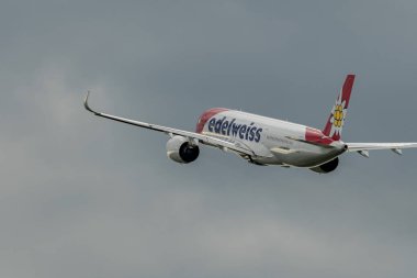 Zürih, İsviçre, 16 Mayıs 2025 HB-IHF Edelweiss Air Airbus A350-941 uçağı kalkıyor.