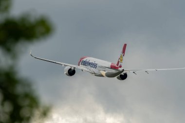 Zürih, İsviçre, 16 Mayıs 2025 HB-IHF Edelweiss Air Airbus A350-941 uçağı kalkıyor.