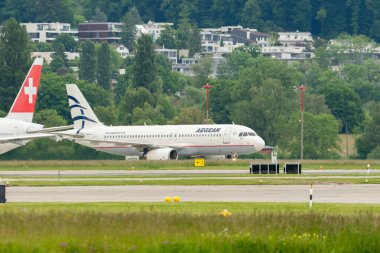 Zürih, İsviçre, 16 Mayıs 2025 SX-DVH Ege Havayolları Airbus A320-232 uçak giriş kapısına yanaşıyor.