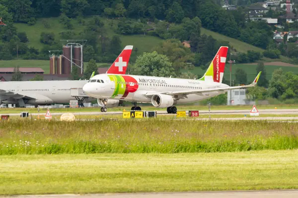 Zürih, İsviçre, 16 Mayıs 2025 CS-TNV TAP Air Portugal Airbus A320-214 numaralı uçak kalkıyor.