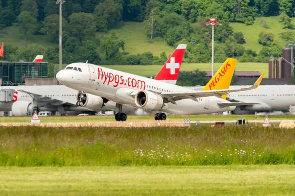 Zürih, İsviçre, 16 Mayıs 2025 TC-NBA Pegasus Airbus A320-251N Neo uçağı kalkıyor.
