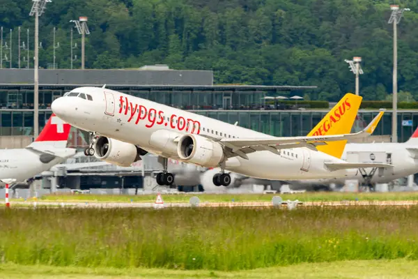 Zürih, İsviçre, 16 Mayıs 2025 TC-NBA Pegasus Airbus A320-251N Neo uçağı kalkıyor.