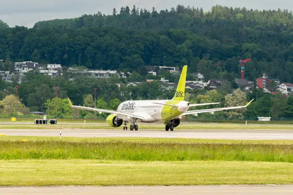Zürih, İsviçre, 16 Mayıs 2025 YL-AAU Hava Baltık Bombacısı CS-300 ya da Airbus A220-300 uçağı konumuna doğru ilerliyor.