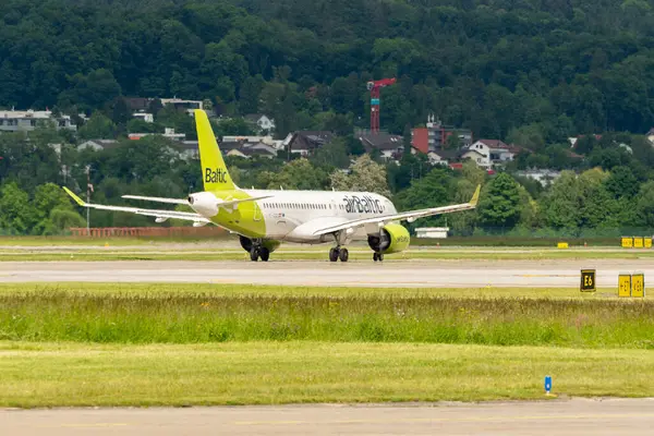 Zürih, İsviçre, 16 Mayıs 2025 YL-AAU Hava Baltık Bombacısı CS-300 ya da Airbus A220-300 uçağı konumuna doğru ilerliyor.