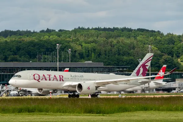 Zürih, İsviçre, 16 Mayıs 2025 A7-AMH Katar Havayolları Airbus A350-941 uçak kalkıyor.