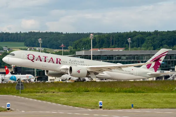 Zürih, İsviçre, 16 Mayıs 2025 A7-AMH Katar Havayolları Airbus A350-941 uçak kalkıyor.