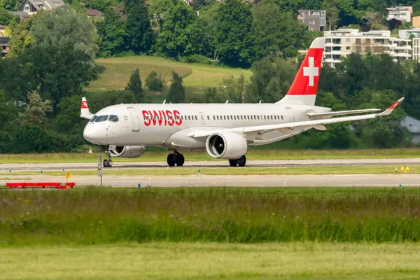 Zürih, İsviçre, 16 Mayıs 2025 HB-JCG İsviçre Airbus A220-300 veya Bombacı CS-300 uçağı kalkıyor.