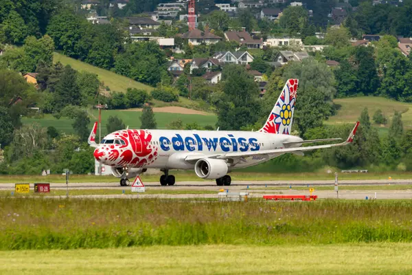Zürih, İsviçre, 16 Mayıs 2025 HB-JLT Edelweiss Air Airbus A320-214 özel bir resimle 28 numaralı pistten kalkıyor.
