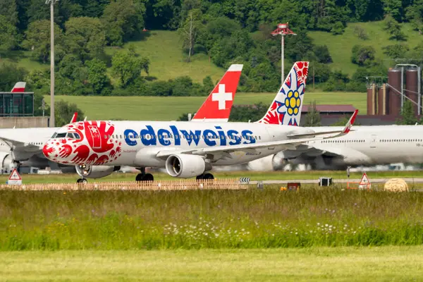 Zürih, İsviçre, 16 Mayıs 2025 HB-JLT Edelweiss Air Airbus A320-214 özel bir resimle 28 numaralı pistten kalkıyor.