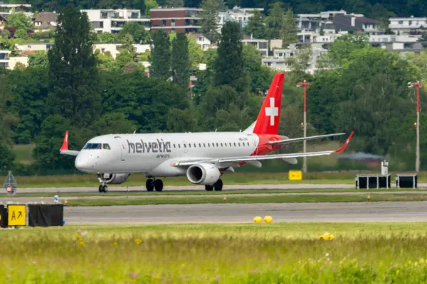 Zürih, İsviçre, 16 Mayıs 2025 HB-JVP Helvetic Airways Embraer E190LR uçağı kalkıyor.