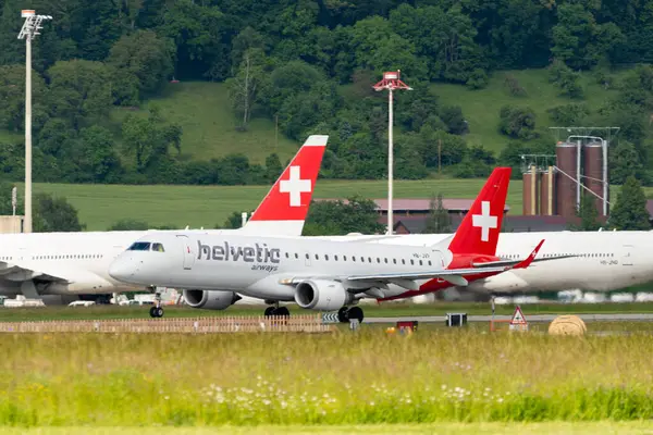 Zürih, İsviçre, 16 Mayıs 2025 HB-JVP Helvetic Airways Embraer E190LR uçağı kalkıyor.